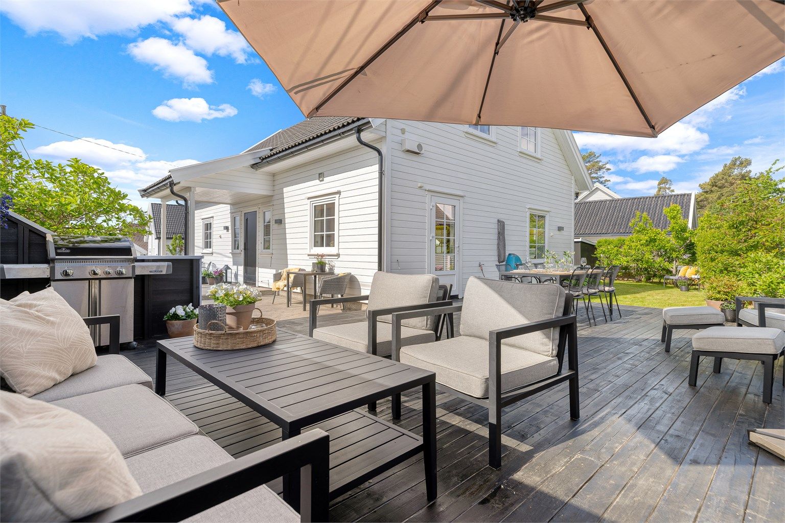 Lun, usjenert og solrik uteplass med gode møbleringsmuligheter 