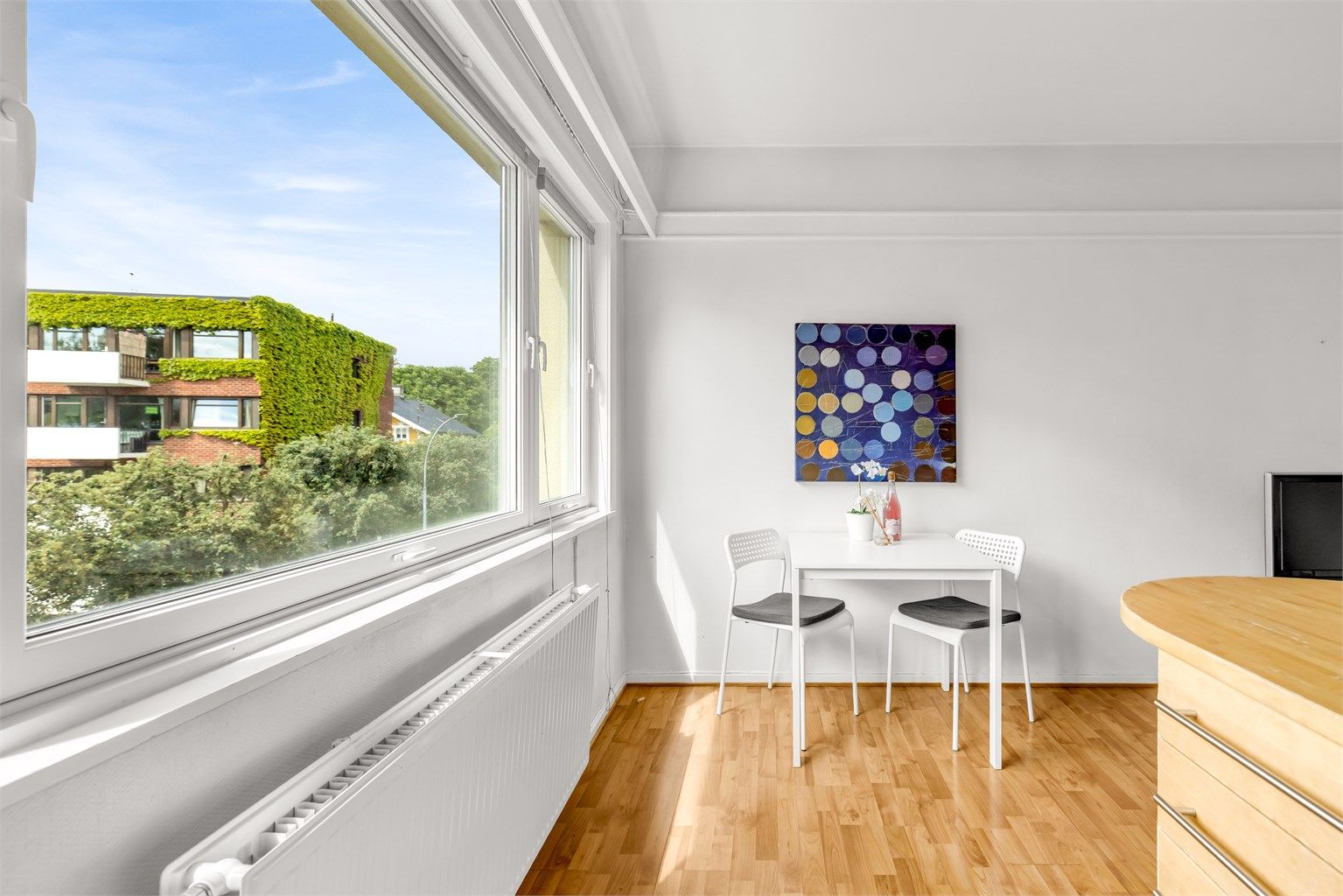 Leiligheten har plass til etablering av egen spisesone. 