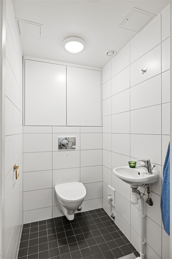 I tillegg til badet har leiligheten et praktisk, separat toalettrom med vegghengt toalett og servant.