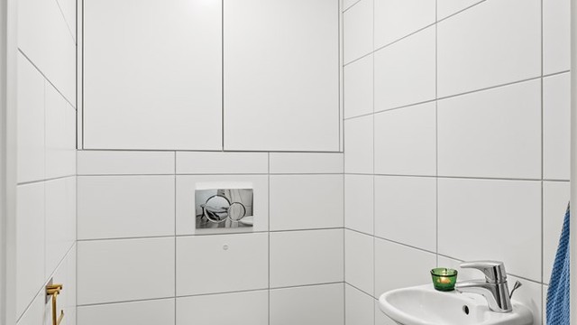 I tillegg til badet har leiligheten et praktisk, separat toalettrom med vegghengt toalett og servant.