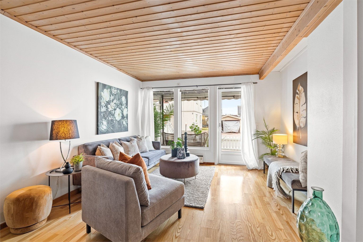 Her bor du i et rolig område med gangavstand til alle fasilitetene i Lillestrøm sentrum, inkludert butikker, restauranter og togstasjon.