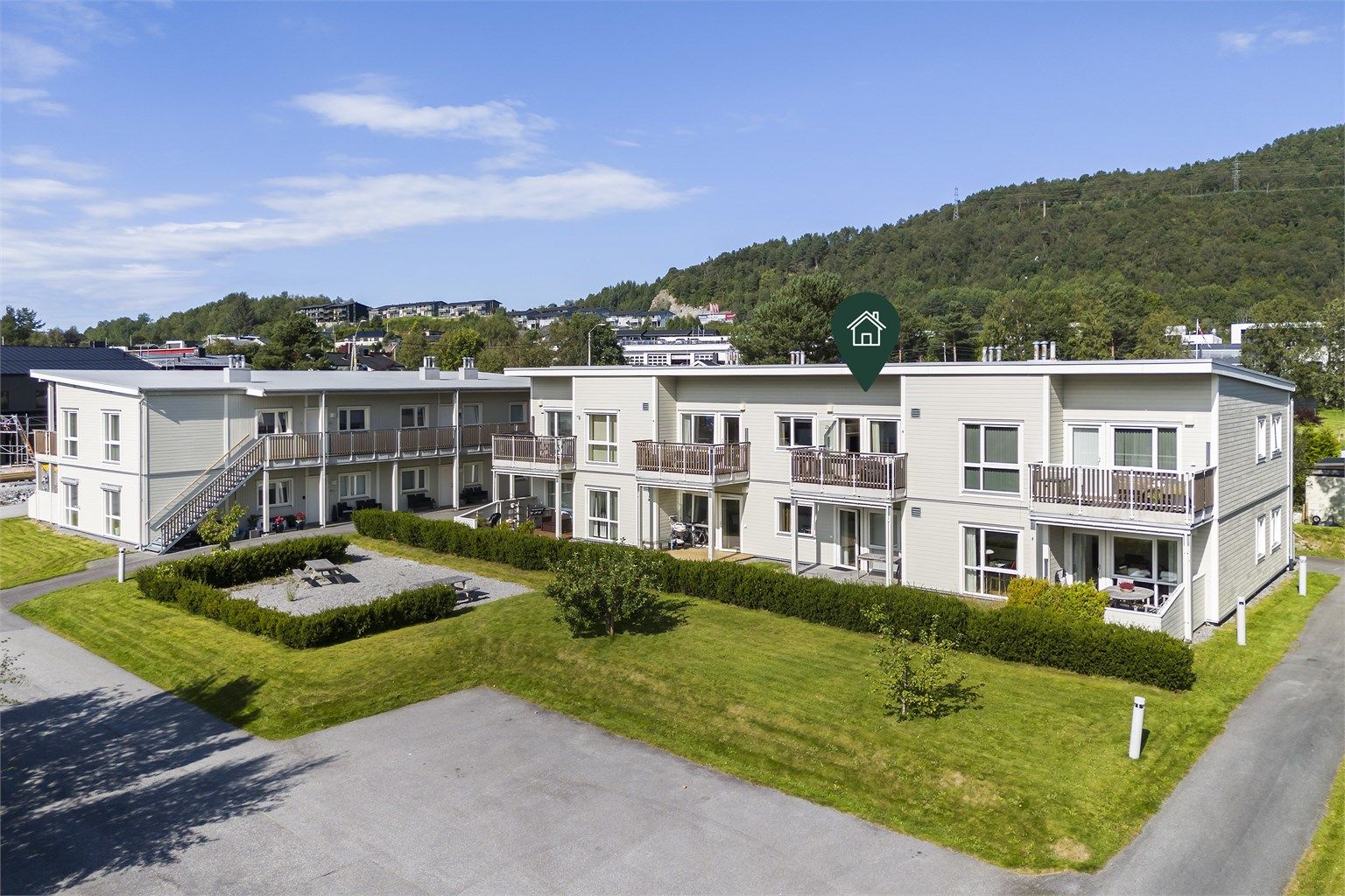 Leilighetens beliggenhet med en sydvendt orientering. Bygget har også heis