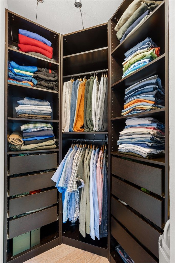 Herfra er det adkomst til et romslig walk-in-closet for effektiv og oversiktlig klesoppbevaring.