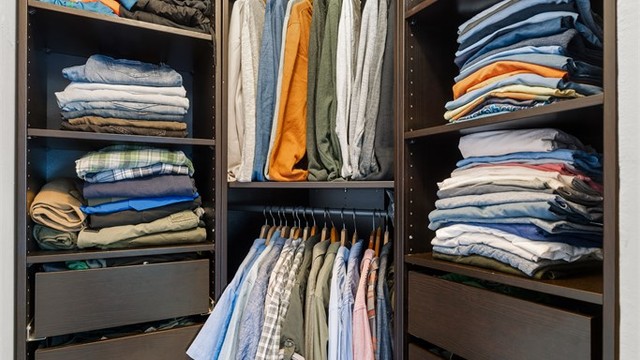 Herfra er det adkomst til et romslig walk-in-closet for effektiv og oversiktlig klesoppbevaring.