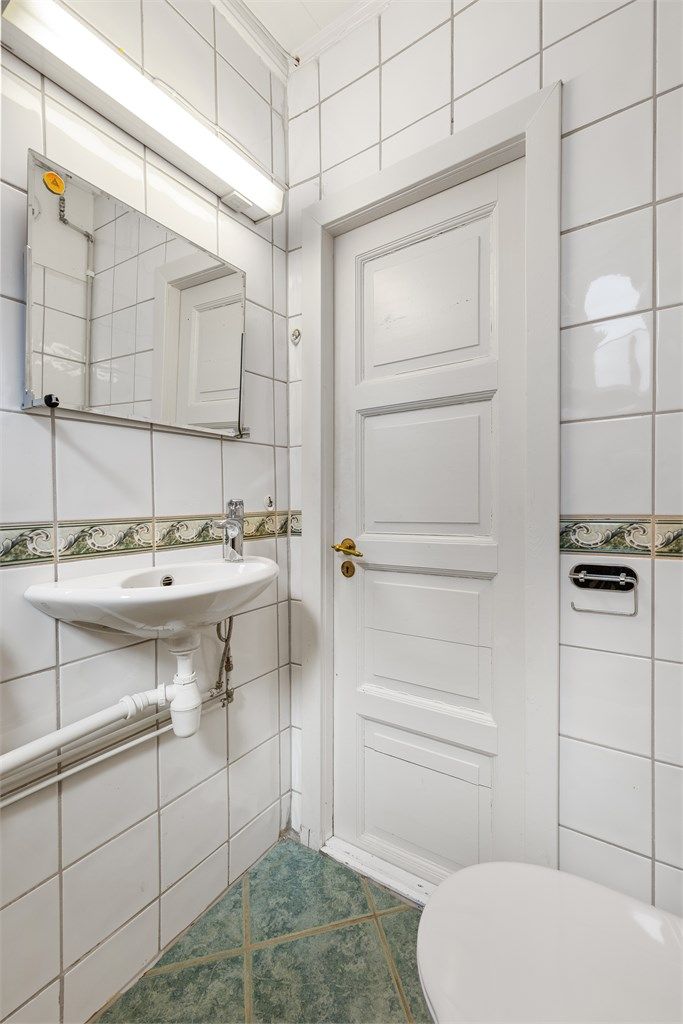 Bad/wc ligger med adkomst fra leilighetens entré/gang og er av eldre dato. enkelt utstyr og innredning. Plasseringsmulighet for vaskemaskin type 40 cm bredde. 