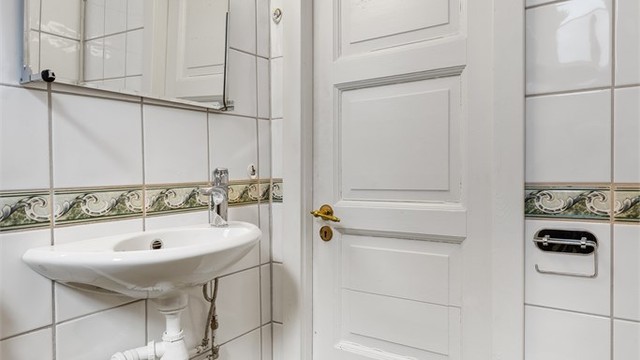 Bad/wc ligger med adkomst fra leilighetens entré/gang og er av eldre dato. enkelt utstyr og innredning. Plasseringsmulighet for vaskemaskin type 40 cm bredde.