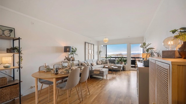 Fin andelsleilighet med god planløsning, gjennomgående med både balkong og terrasse, samt flott sjøutsikt.