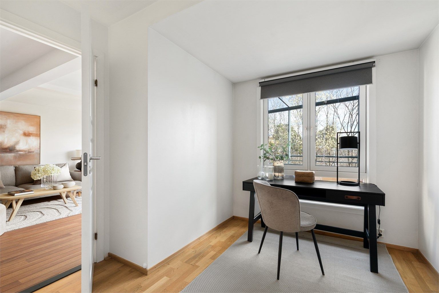 Fra stuen er det adkomst til soverommet, som er praktisk inndelt i to soner. Kontordelen er adskilt fra soveavdelingen med skyvedør.