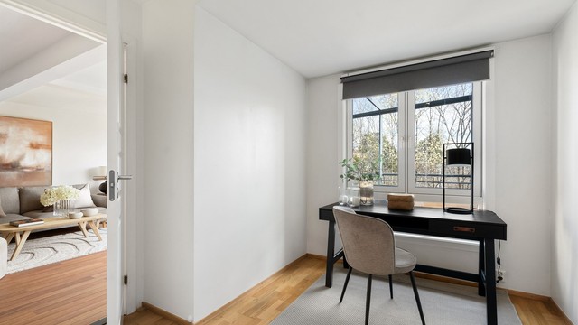 Fra stuen er det adkomst til soverommet, som er praktisk inndelt i to soner. Kontordelen er adskilt fra soveavdelingen med skyvedør.