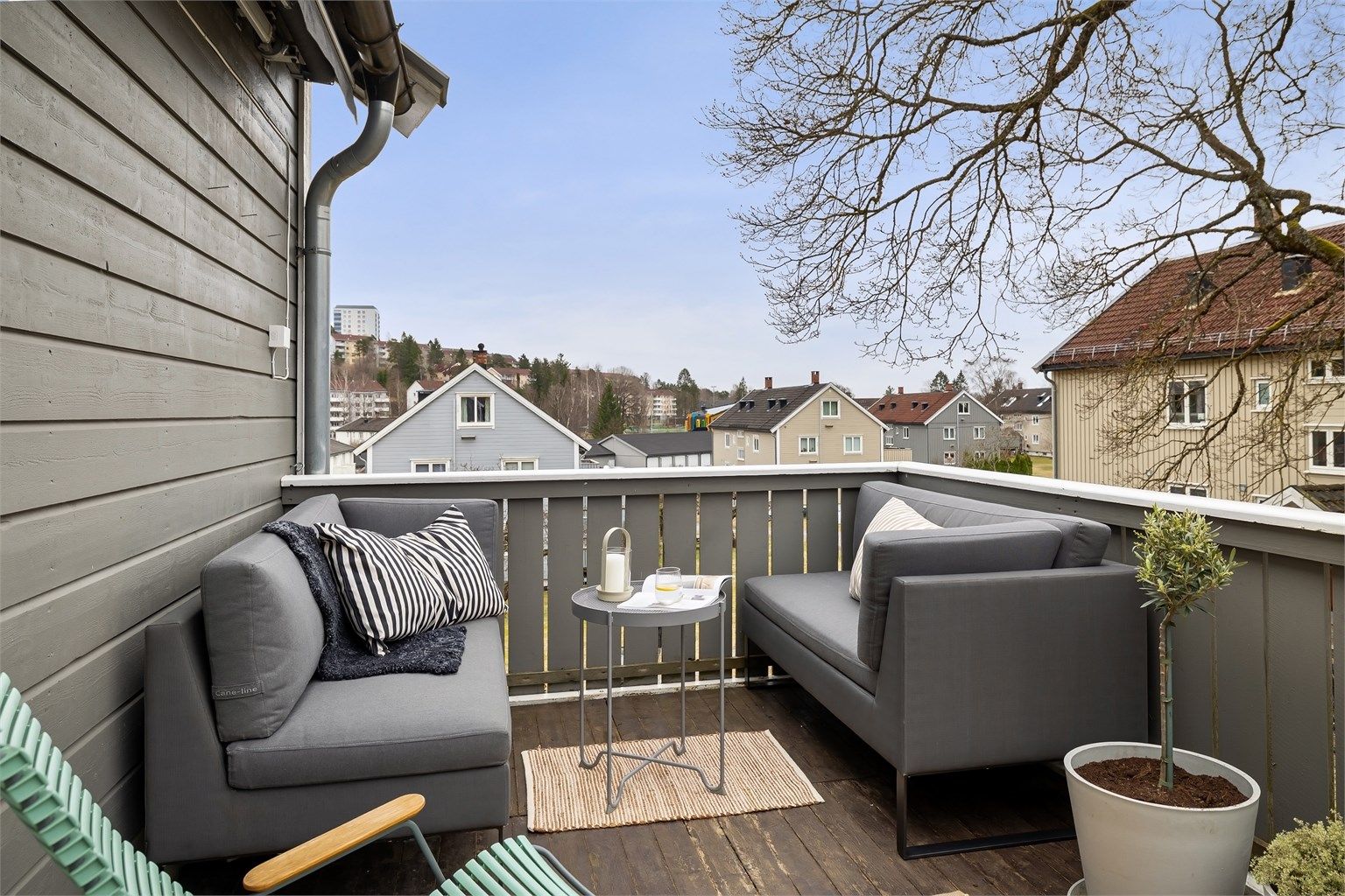 Her er det god plass til utemøblement som både sittegruppe og grill - det er tillatt med el- og eller gassgrill