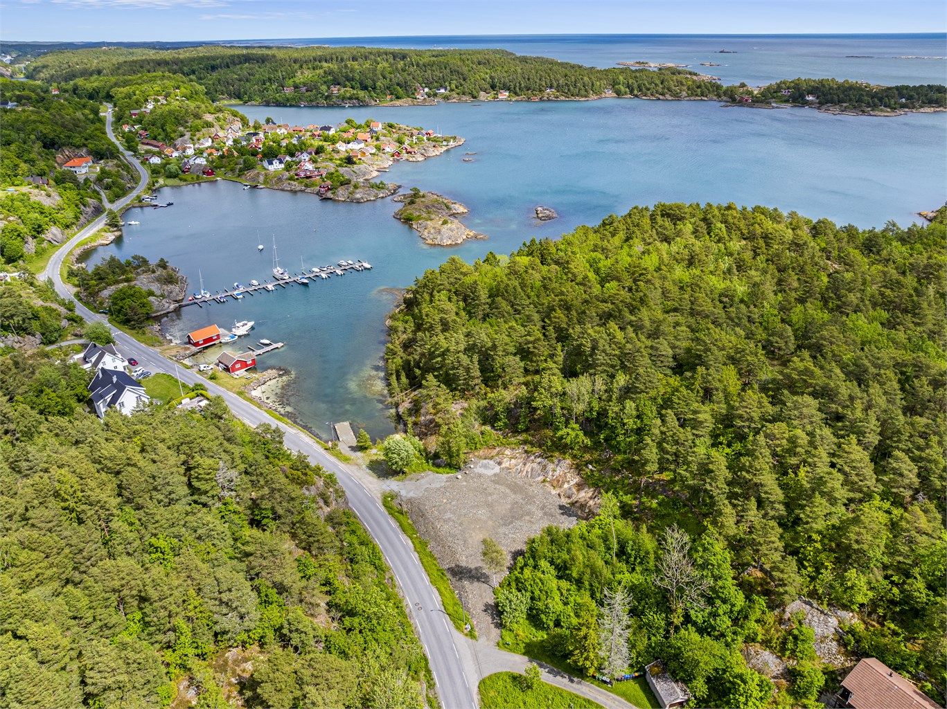 Solrik tomt i idylliske omgivelser på Flosterøyveien. 