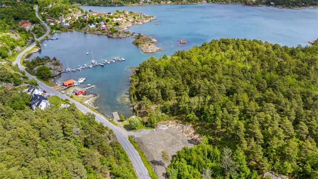 Solrik tomt i idylliske omgivelser på Flosterøyveien.