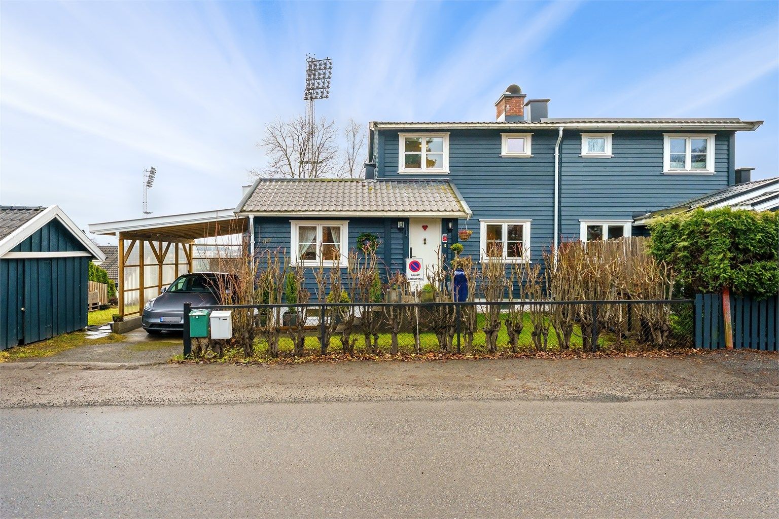 Parkering i egen carport, samt biloppstillingsplasser på tomten.