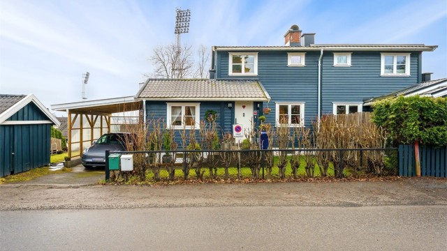 Parkering i egen carport, samt biloppstillingsplasser på tomten.