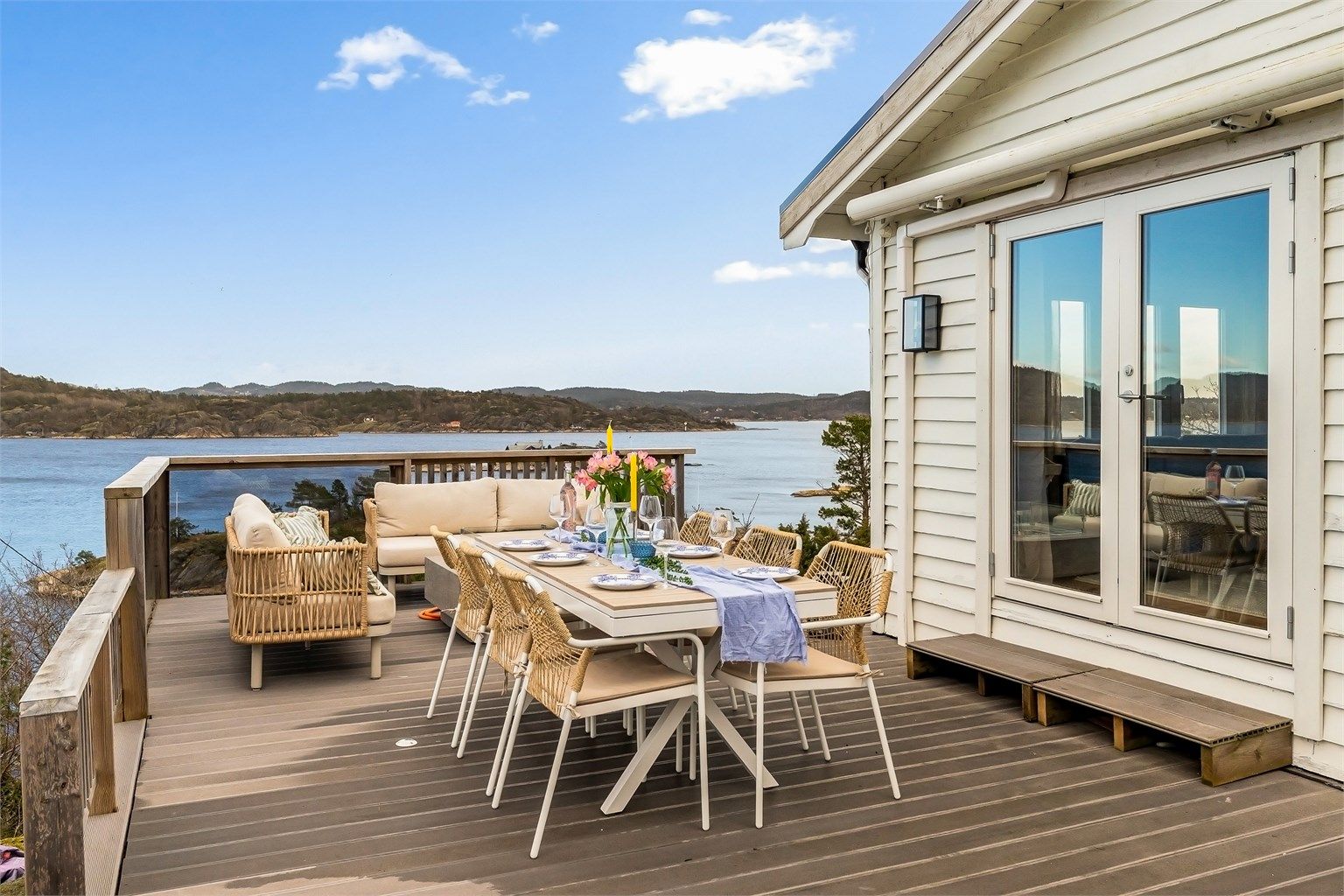 Med nærhet til sjøen - På terrassen er det god plass til flere sittegrupper.