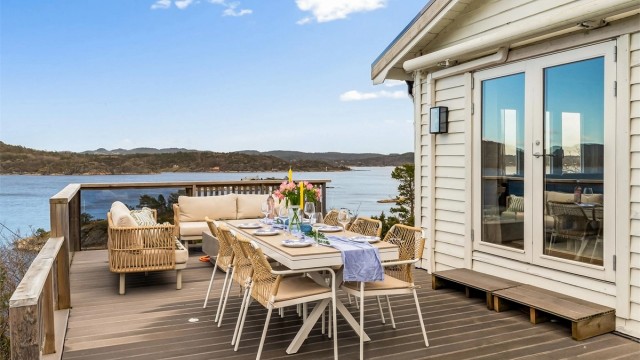 Med nærhet til sjøen - På terrassen er det god plass til flere sittegrupper.