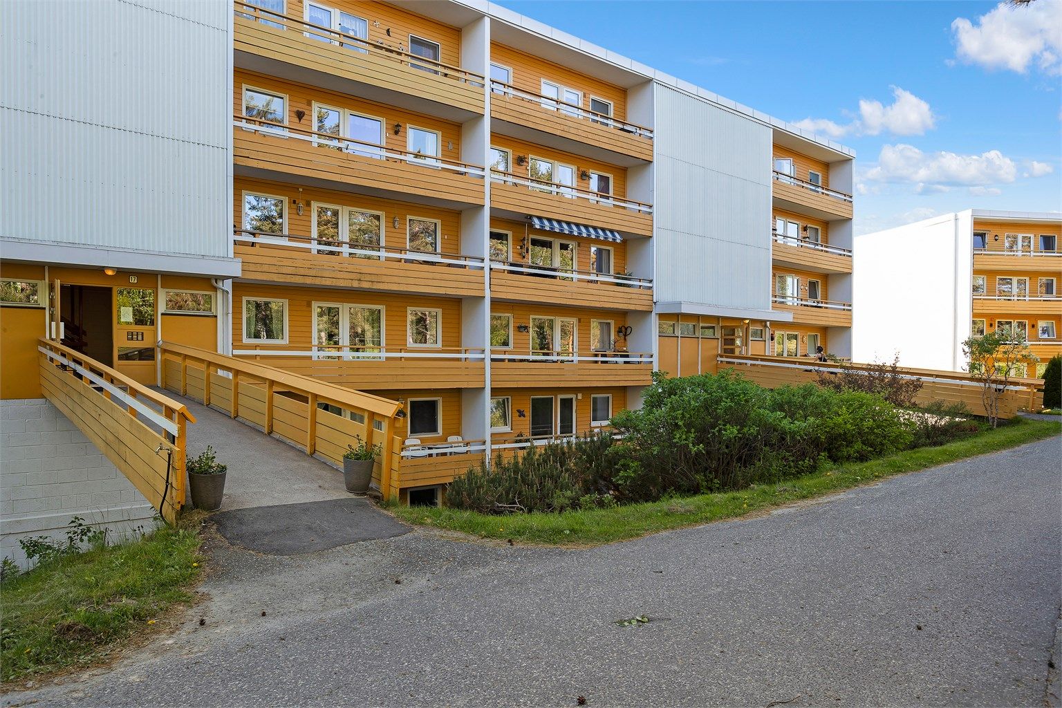 Hyggelig inngangsparti - Leiligheten ligger to trapper ned. 
