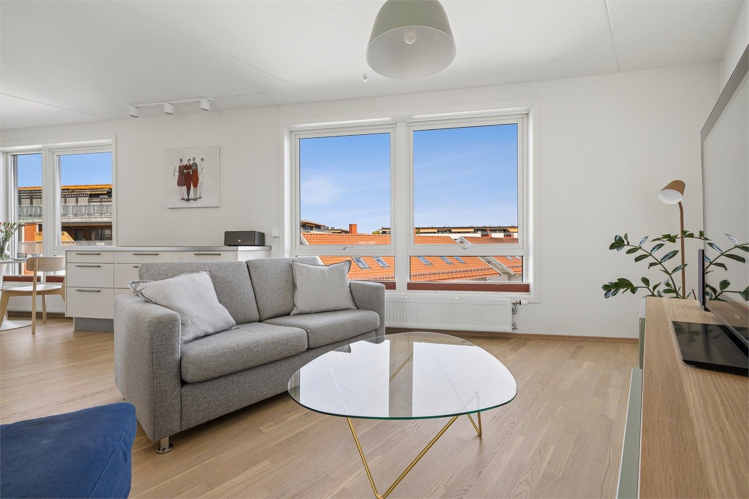 Stuen er enkel å møblere med plass til en romslig sofagruppe.