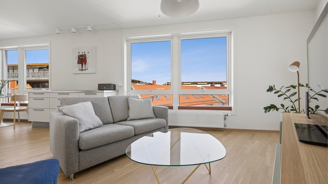 Stuen er enkel å møblere med plass til en romslig sofagruppe.