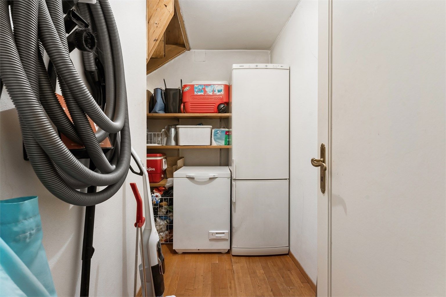 Boligen har flere boder som gir rikelig med lagringsplass.