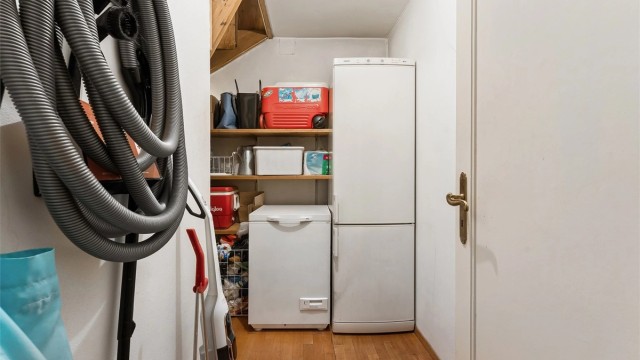 Boligen har flere boder som gir rikelig med lagringsplass.