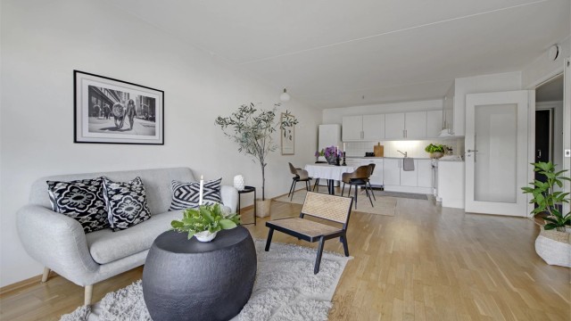 Romslig stue med plass til spisebord og sofaløsning