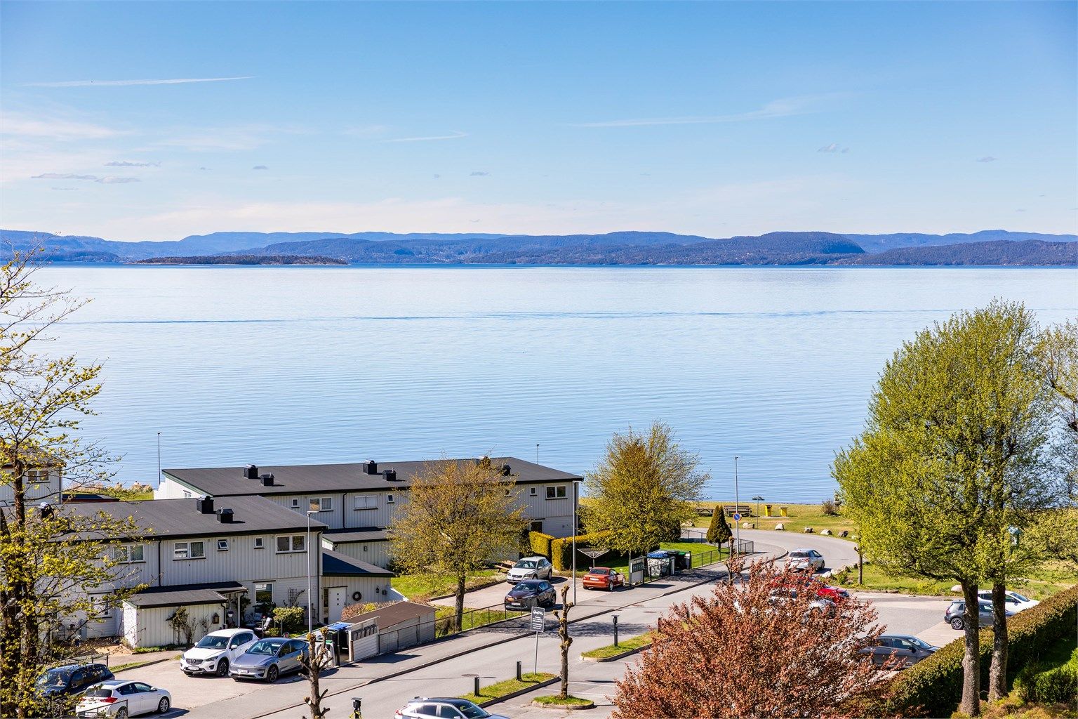 I tredje etasje av 87-blokka, nest nederst i Refsnesalleen, ligger denne tre-roms andelsleiligheten med fenomenal utsikt til Oslofjorden.