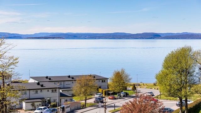 I tredje etasje av 87-blokka, nest nederst i Refsnesalleen, ligger denne tre-roms andelsleiligheten med fenomenal utsikt til Oslofjorden.