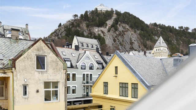 Herfra har man sjarmerende sentrumsutstikt med Fjellstua som et naturlig blikkfang, på toppen av Byfjellet