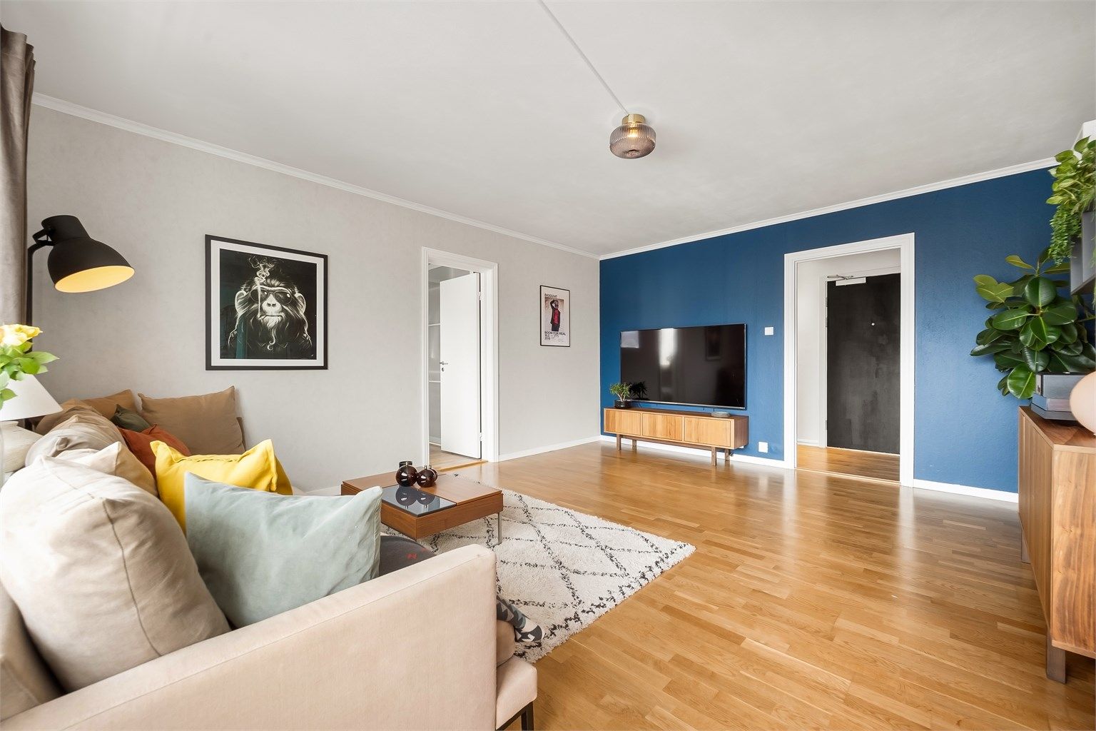 Gulvene er belagt med parkett, som gir en gjennomgående og helhetlig følelse. Vegger bestående av malte flater og tapet.