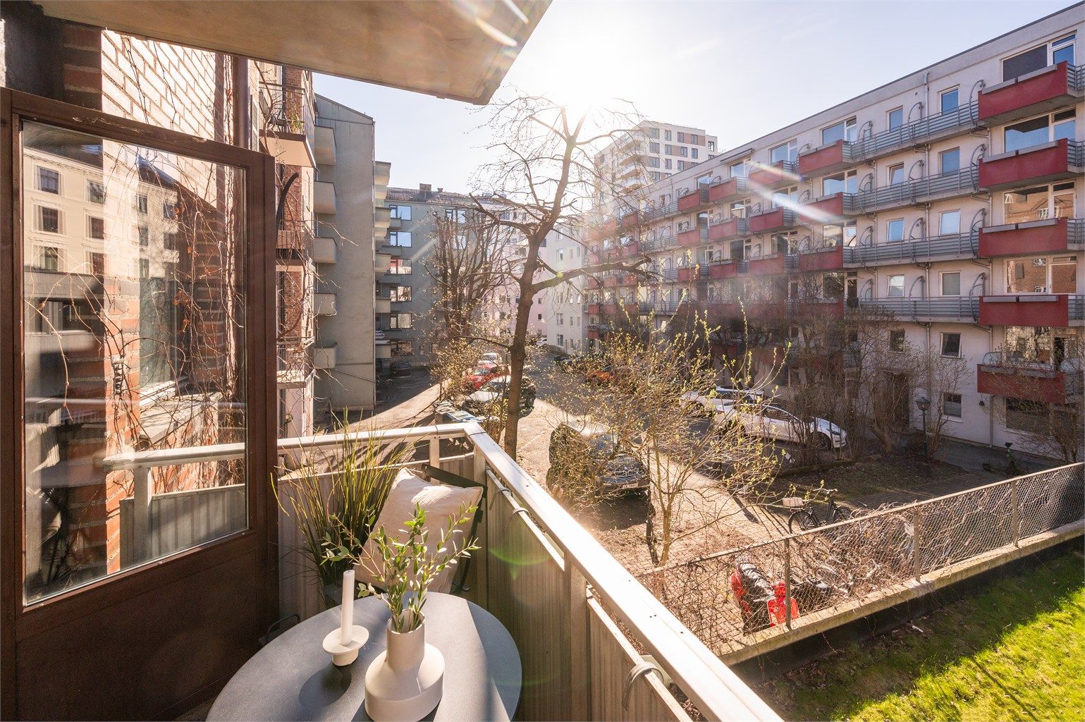 Lun og koselig nordvestvendt balkong med utsikt mot rolig bakgård, skjermet fra byens støy. Selger opplyser om sol på balkongen fra ca kl 14 til 20 midtsommers. 