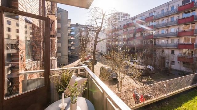 Lun og koselig nordvestvendt balkong med utsikt mot rolig bakgård, skjermet fra byens støy. Selger opplyser om sol på balkongen fra ca kl 14 til 20 midtsommers.