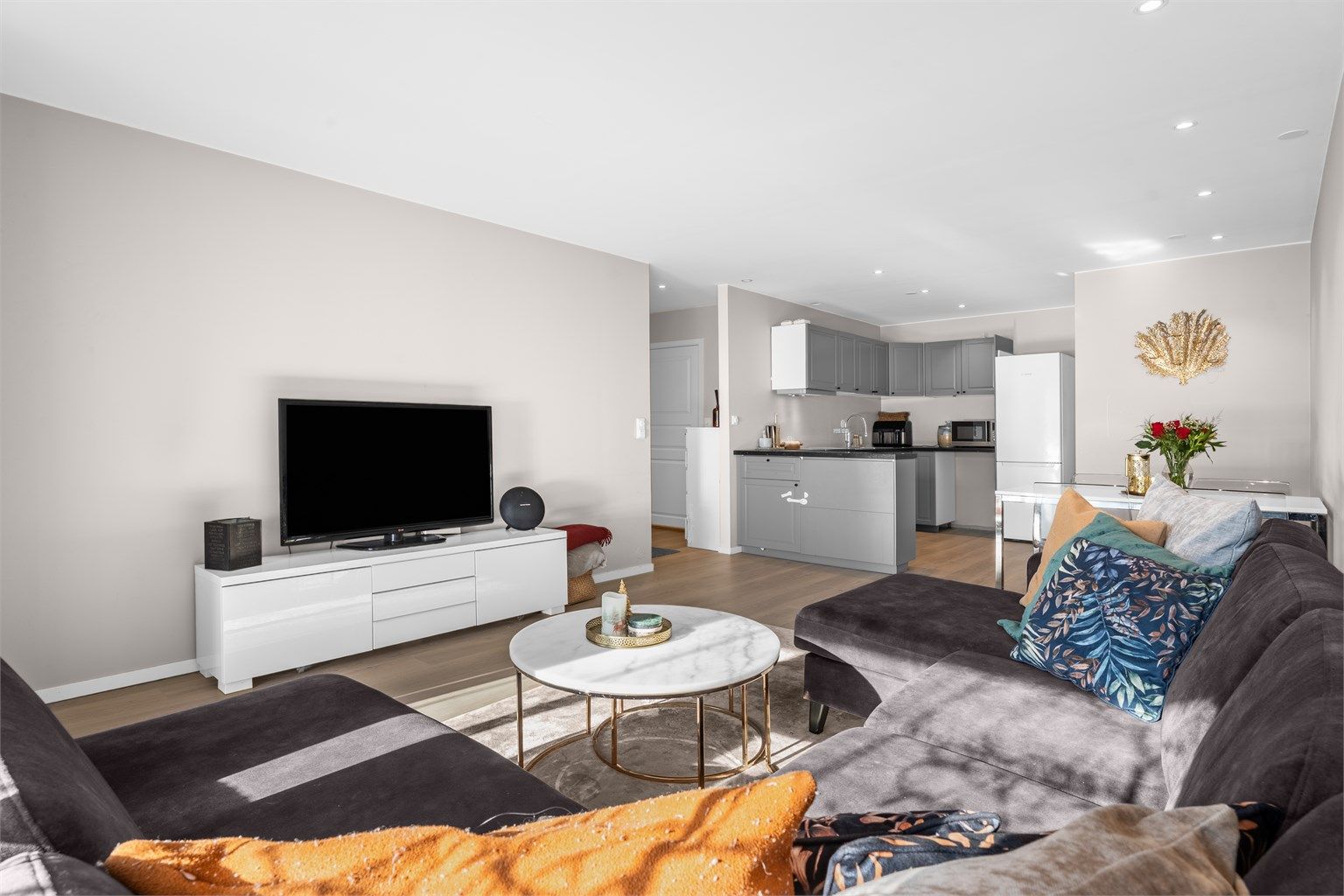 Leiligheten holder en lys tone som sammen med de store vindusflatene gir en luftig følelse.