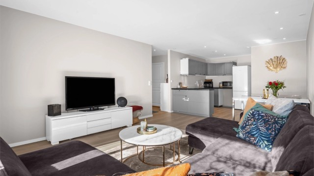 Leiligheten holder en lys tone som sammen med de store vindusflatene gir en luftig følelse.