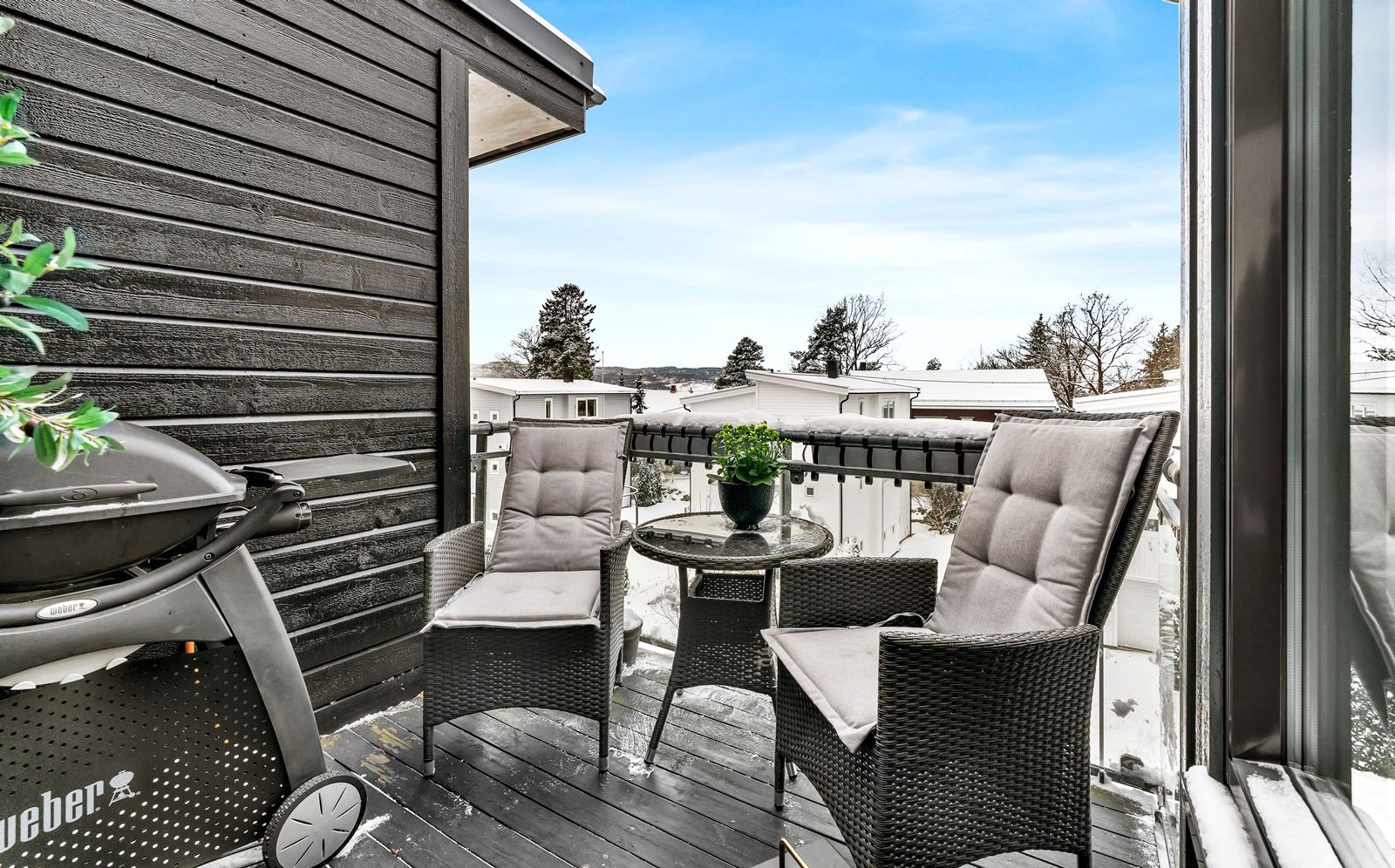 Her kan en nyte flotte vår og sommerdager med fine solforhold fra ca. kl.14 til utover kvelden. 
Balkongkasser på bilder er fjernet.