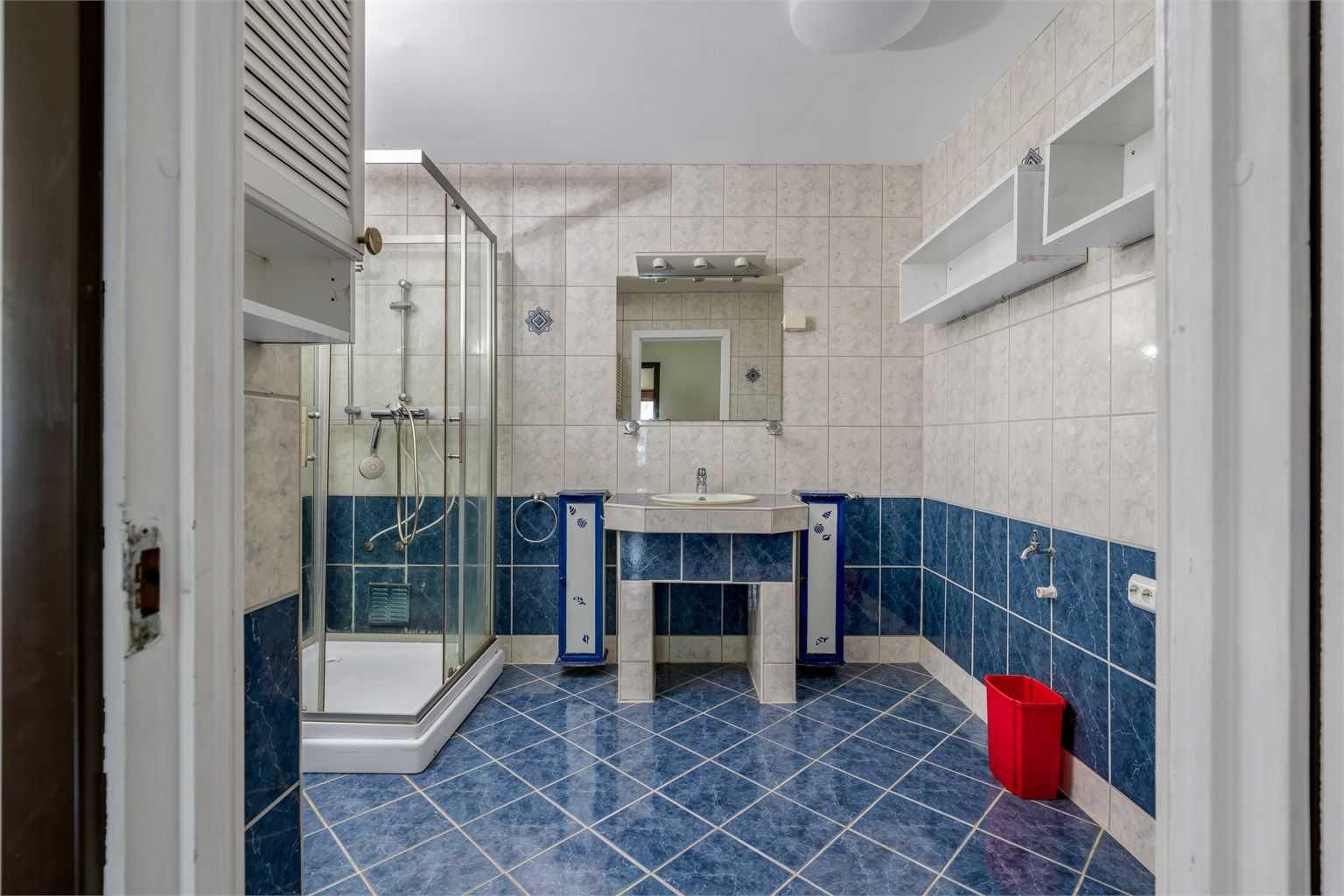 Badet har opplegg for vaskemaskin.