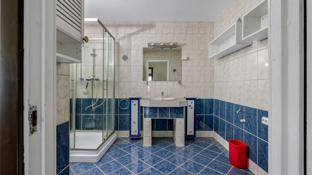 Badet har opplegg for vaskemaskin.