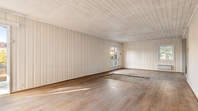 Fra rommet er det utgang til vestvendt terrasse på 13 kvm og hagen
