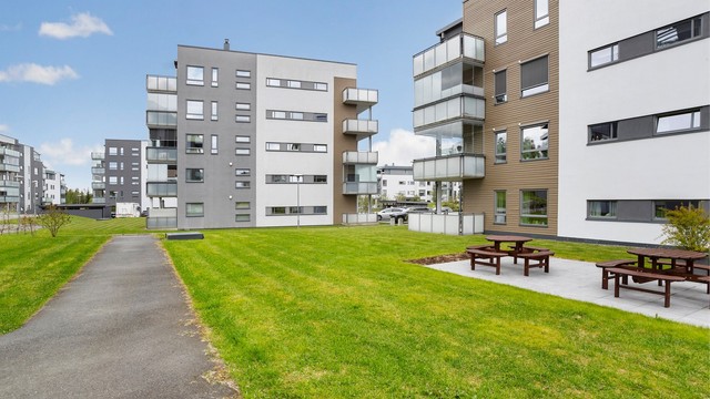 Sameiet har sittegrupper og lekeapparater på fellesområdene.