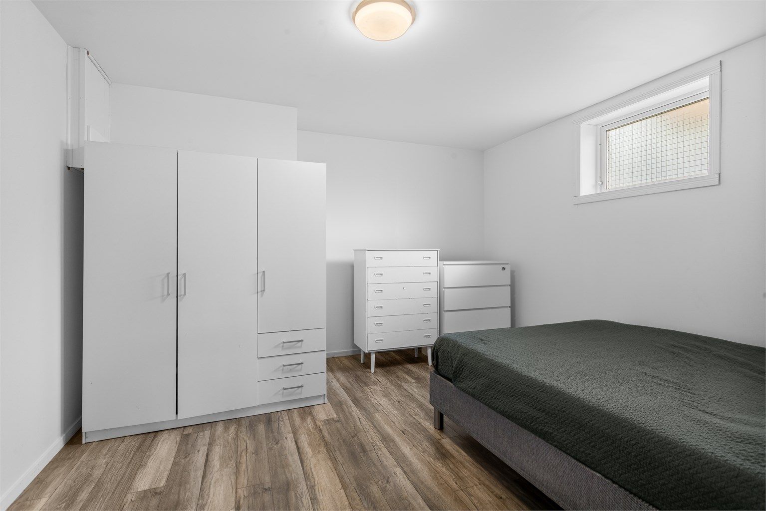 Romslig soverom i underetasjen med god plass til dobbeltseng og garderobeskap.