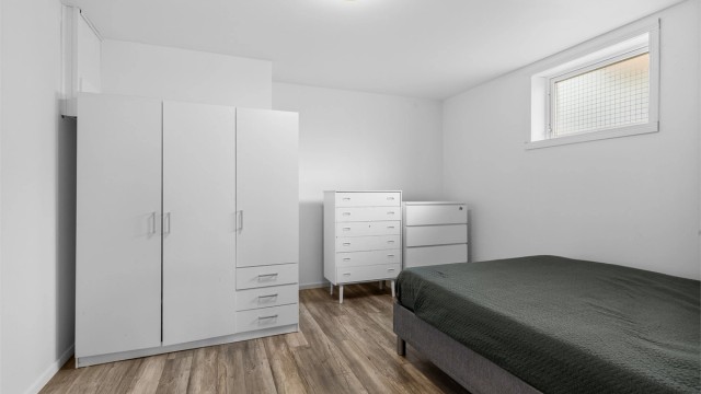 Romslig soverom i underetasjen med god plass til dobbeltseng og garderobeskap.