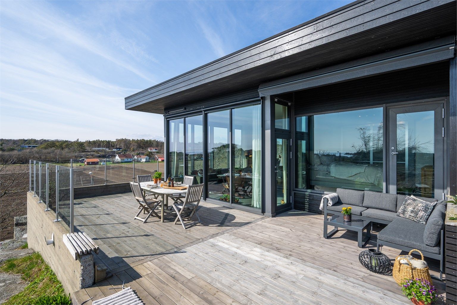 Terrassen utenfor stuen har dekke av Royal-impregnerte bord, skiftet i 2025.