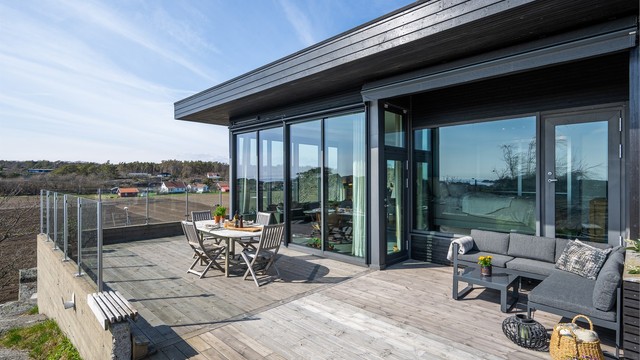 Terrassen utenfor stuen har dekke av Royal-impregnerte bord, skiftet i 2025.