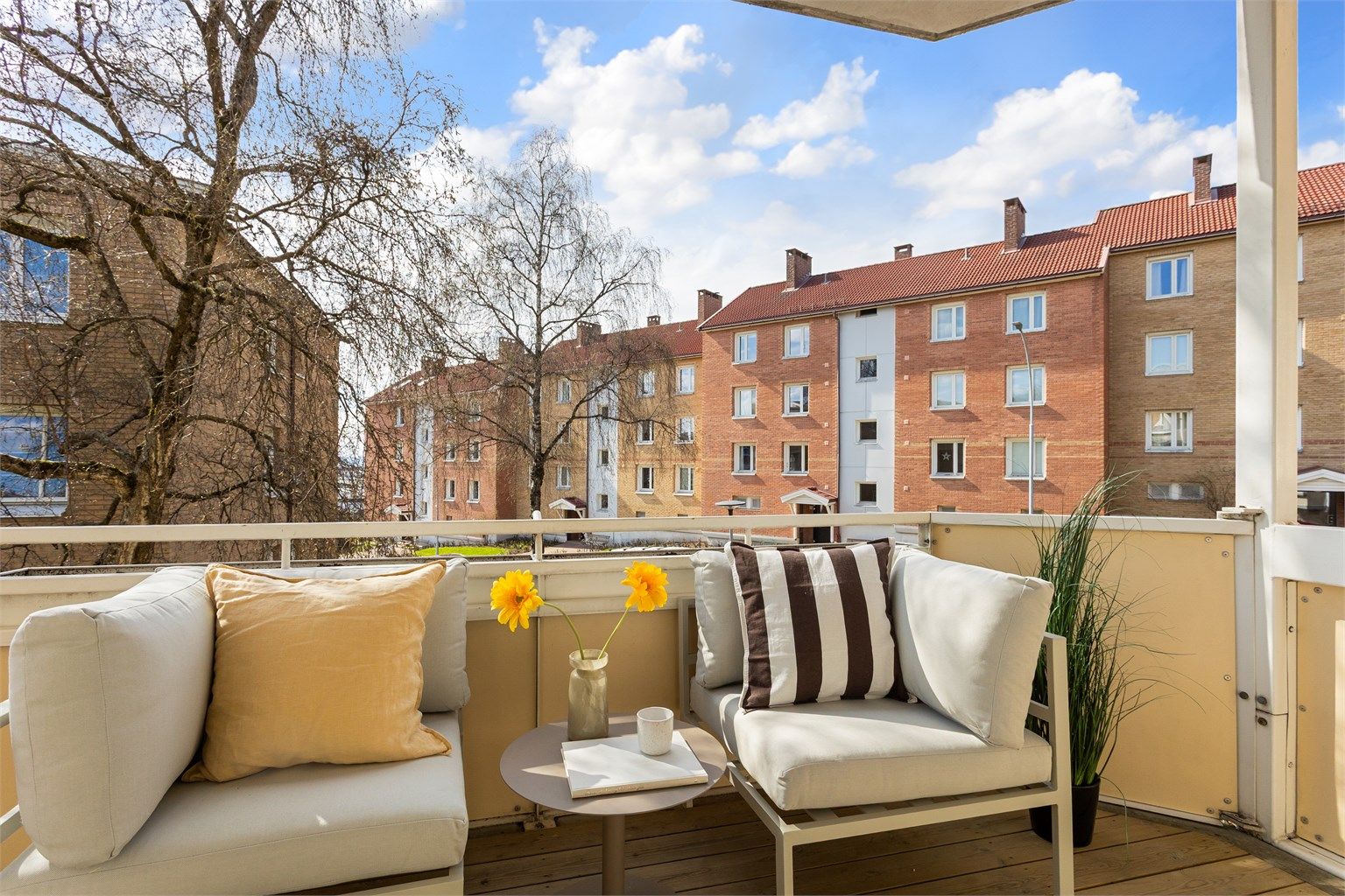 Balkongen vender ut mot borettslagets rolige og grønne fellesområder.