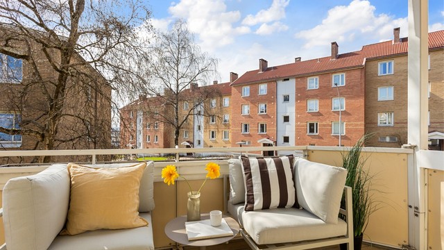 Balkongen vender ut mot borettslagets rolige og grønne fellesområder.