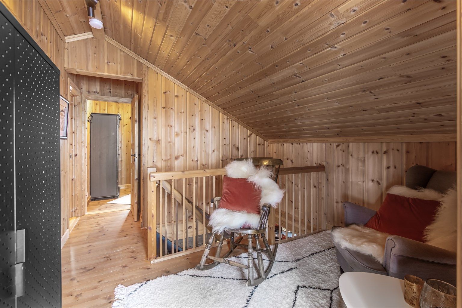 I 2. etasje er det to soverom, bad og loftstue