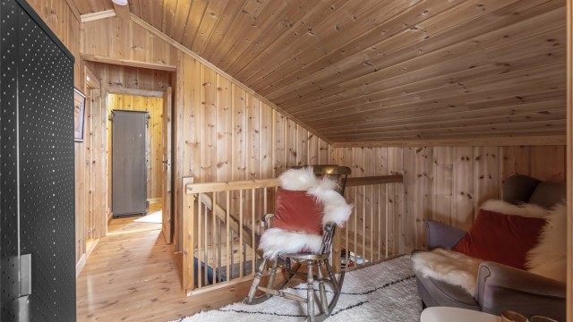 I 2. etasje er det to soverom, bad og loftstue