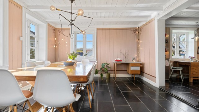 Spisestue og kjøkken til høyre.