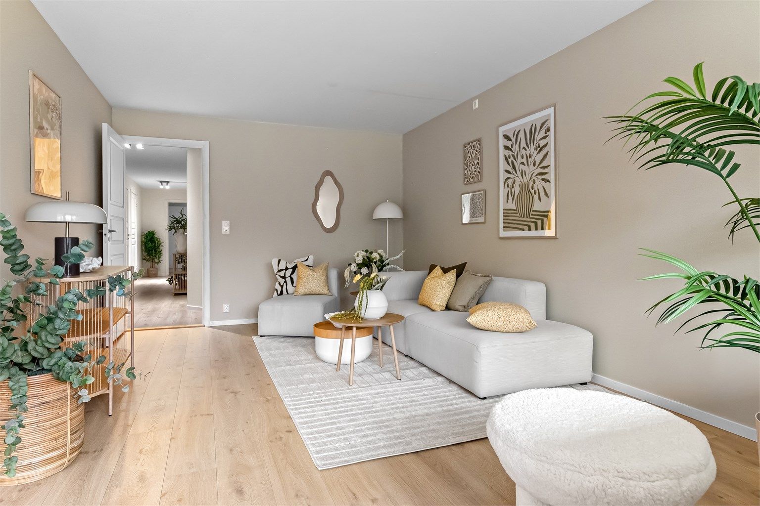 - Videre innover i leiligheten kommer man til bad, toalettrom og soverommene -