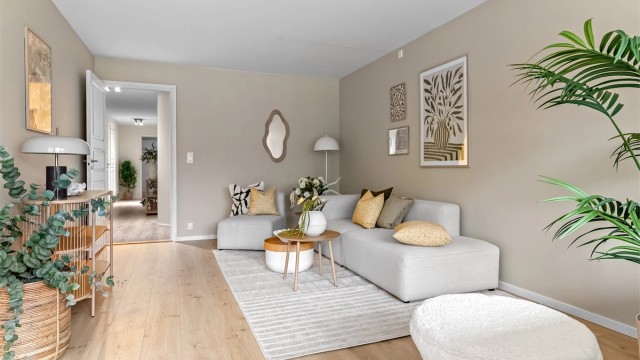 - Videre innover i leiligheten kommer man til bad, toalettrom og soverommene -